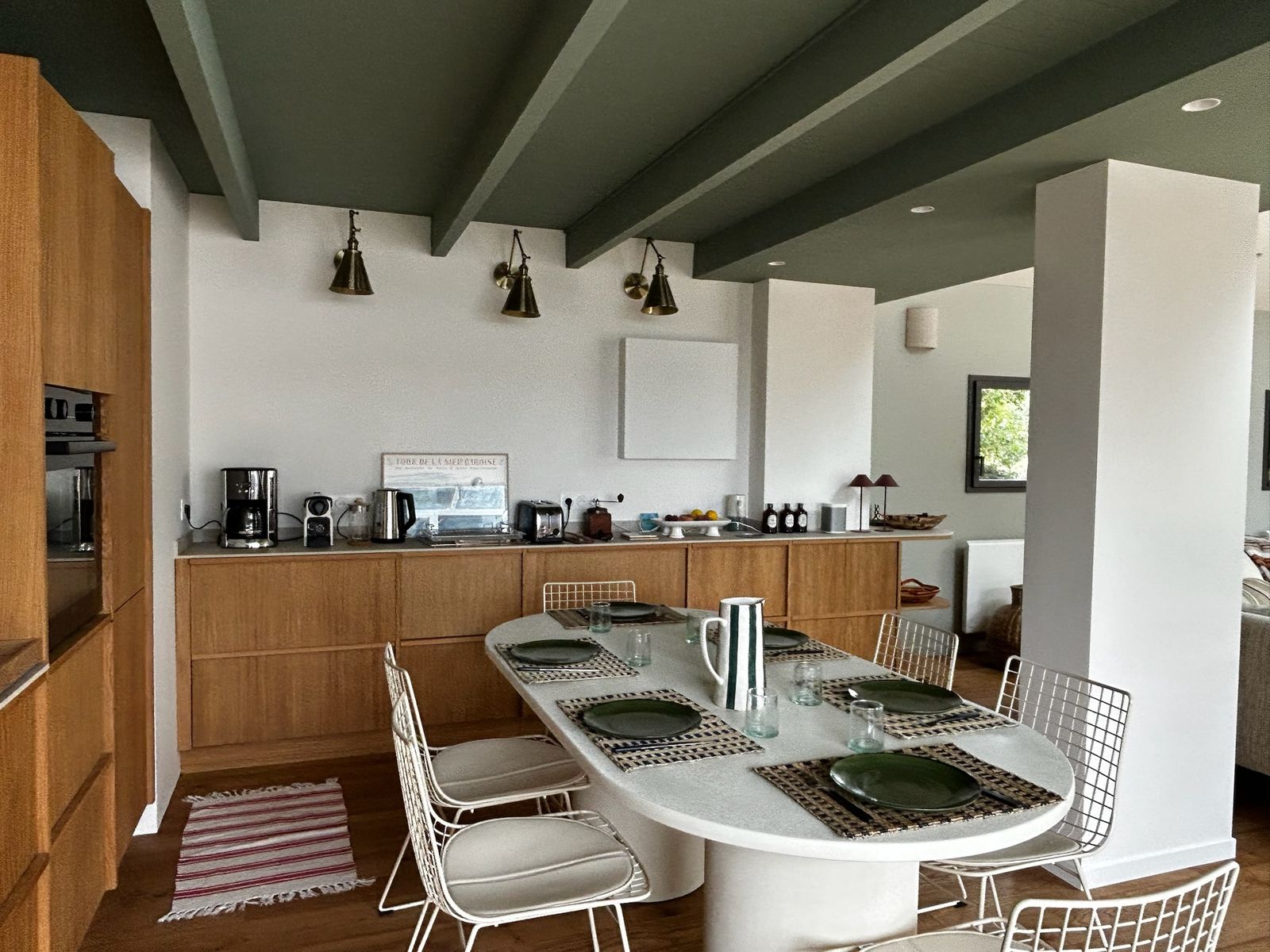 Vue d'ensemble de la cuisine en chêne depuis la salle à manger